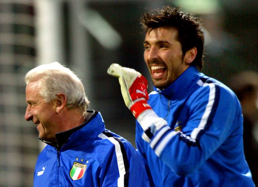 LA nazionale italiana prima dell&#39;amchevole Italia- Repubblica Ceca, 17-2-2004. Buffon conTrapattoni (Reuters)